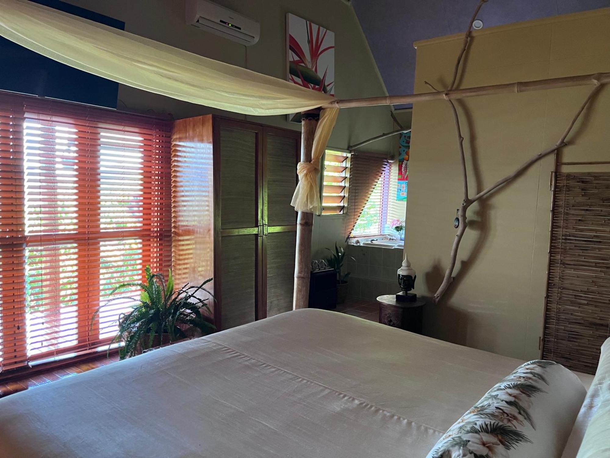 Naveria Heights Lodge Savusavu Exterior photo